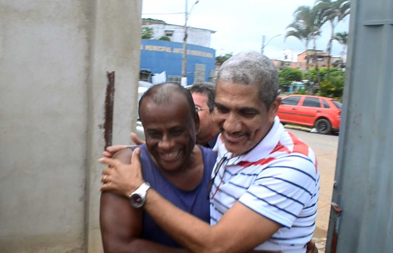 Camacã: Funcionário recebe Placa de Reconhecimento pelos 40 anos de serviço prestados a prefeitura
